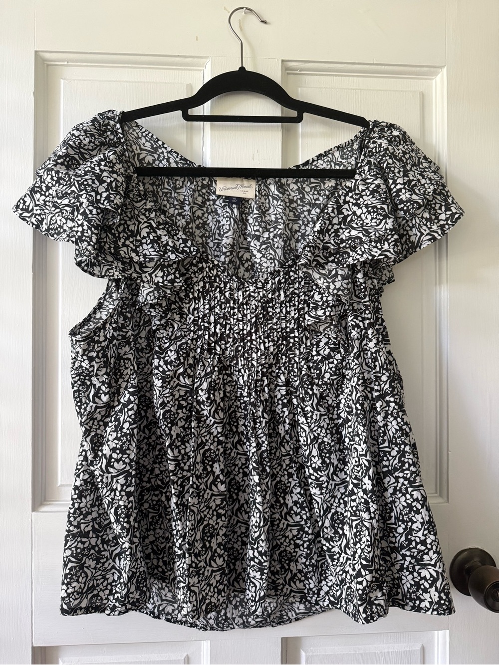 Universal Thread Black & White Floral Ruffle Sleeves Smocked Swing Blouse